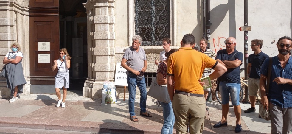 'No Pass' manifestano davanti alla Biblioteca comunale a Trento contro la “discriminazione del lasciapassare sanitario”
